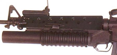 Подствольный гранатомет M203, установленныйна винтовке M16A1.