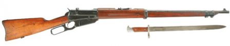 Винтовка Winchester M1895 Русского образца, под патрон 7.62x54R. Винтовка имеет направляющие для обойм на ствольной коробке, прилив для крепления штыка на переднем ложевом кольце, и укомплектована клинковым штыком американского образца.