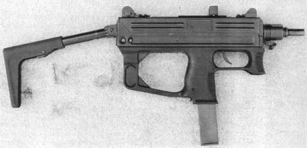  Muharebe pozisyonda Ruger MP9 makineli gunwith buttstock.